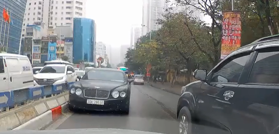 Danh tính tài xế lái “siêu xe” Bentley ngang nhiên chạy ngược chiều trên phố Hà Nội