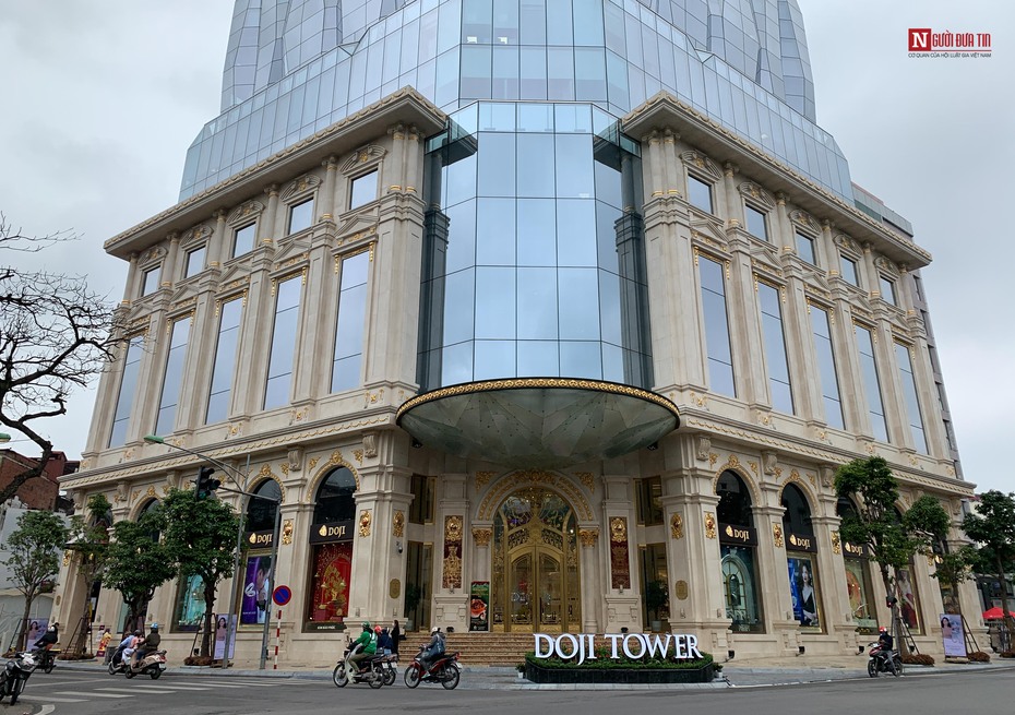 Chỉnh trang lại tiểu cảnh trước tòa DOJI Tower