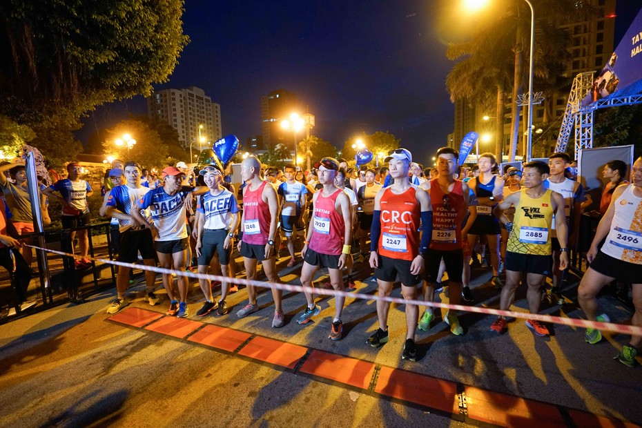 Hà Nội: Hàng ngàn người tham gia giải chạy Marathon tại quận Tây Hồ