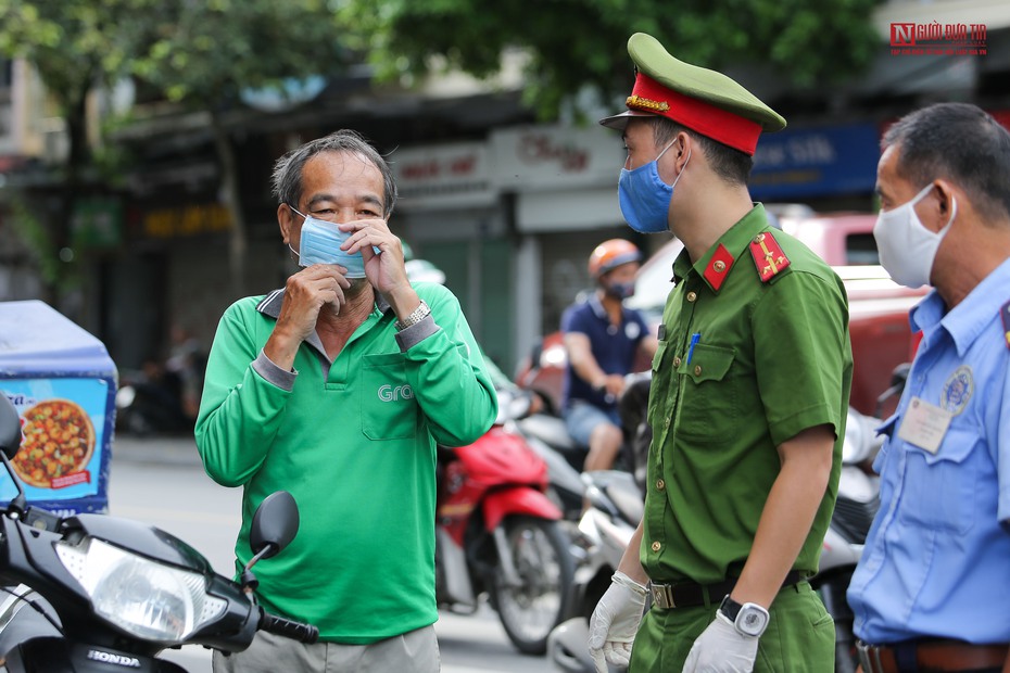 Hà Nội tuyên truyền, nhắc nhở người dân nghiêm túc đeo khẩu trang