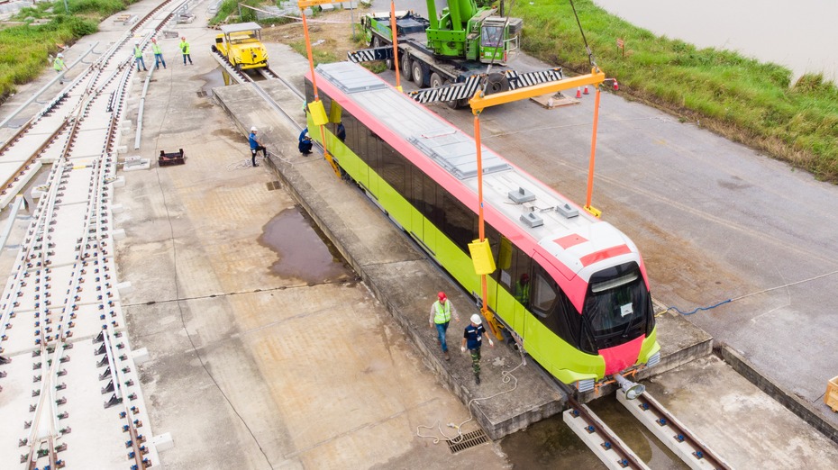 Clip: Quá trình đưa đoàn tàu Metro Nhổn - Hà Nội vào đường ray