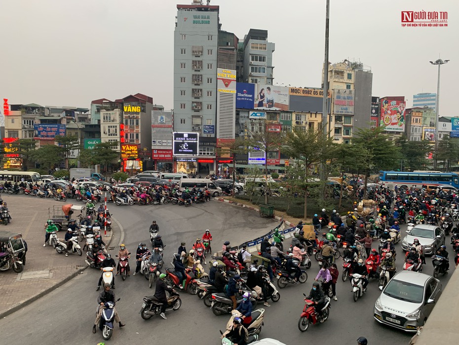 Hà Nội: Bất chấp nguy hiểm dòng xe nối đuôi nhau đi ngược chiều