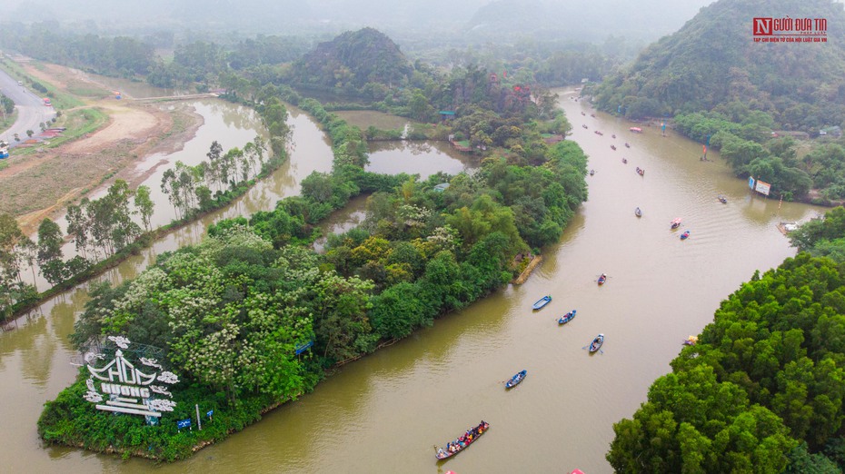 Dòng người hối hả đổ về chùa Hương trong ngày đầu mở cửa trở lại