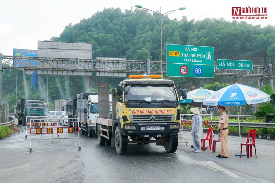 Cận cảnh giàn phun khử khuẩn các phương tiện tại cửa ngõ Thái Nguyên