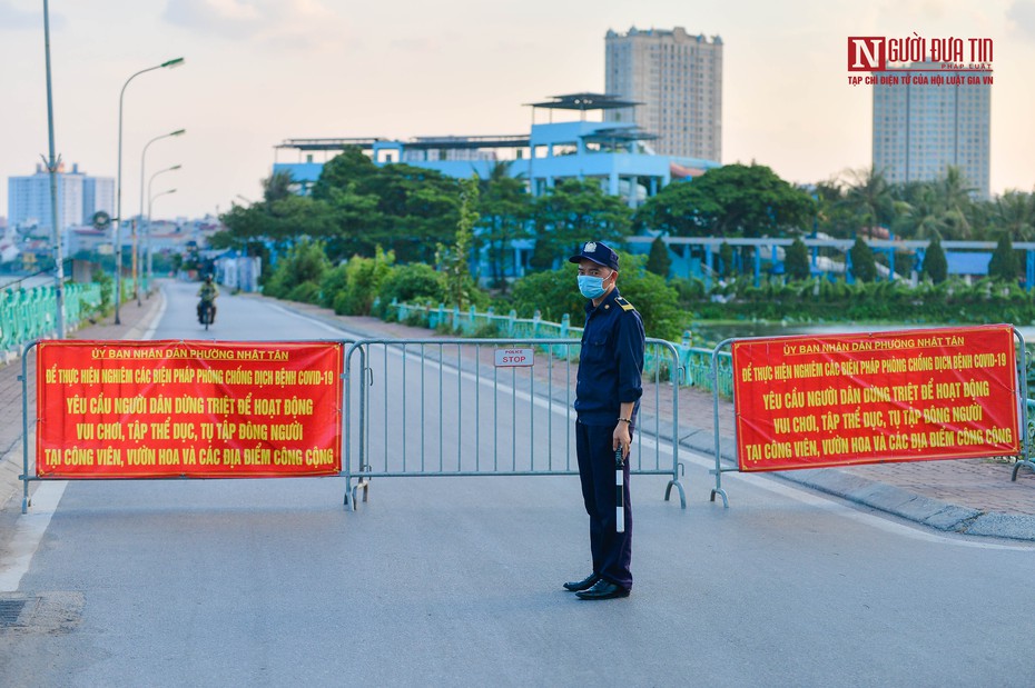 Hà Nội: Căng dây, dựng rào chắn hạn chế người dân tập thể dục ngoài trời