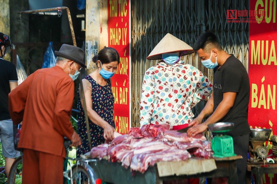 Chợ dân sinh Hà Nội tấp nập từ sáng sớm trong ngày đầu giãn cách xã hội