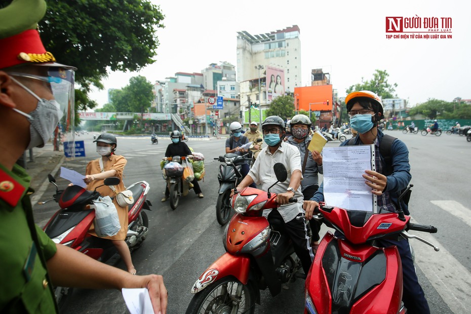 Hà Nội sẽ điều chỉnh việc kiểm tra giấy đi đường