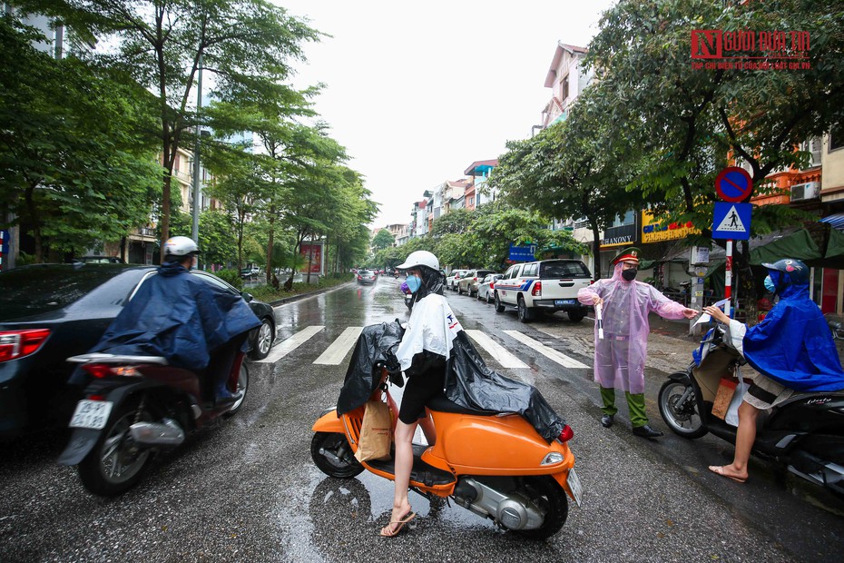 Nhiều người phải về nhà giữa trời mưa vì chưa có xác nhận của phường, xã