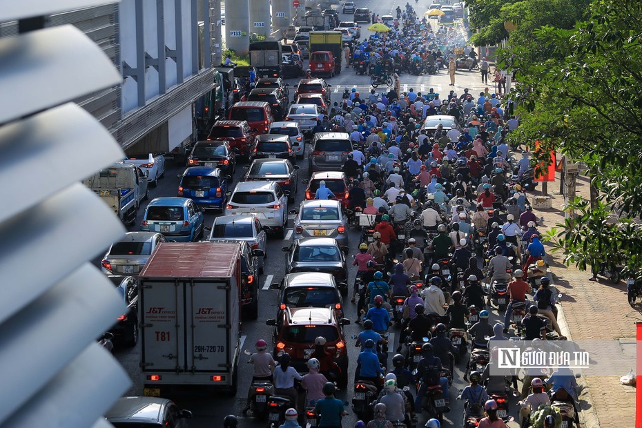 Hà Nội: Hàng nghìn phương tiện nối đuôi nhau vào "vùng đỏ"