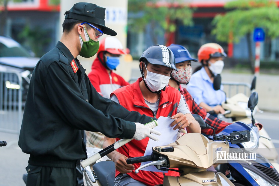 Hà Nội không còn hình ảnh ùn tắc khi kiểm tra giấy đi đường