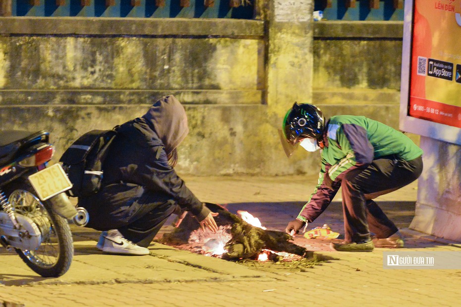 Hà Nội: Người lao động chật vật mưu sinh trong đêm rét buốt