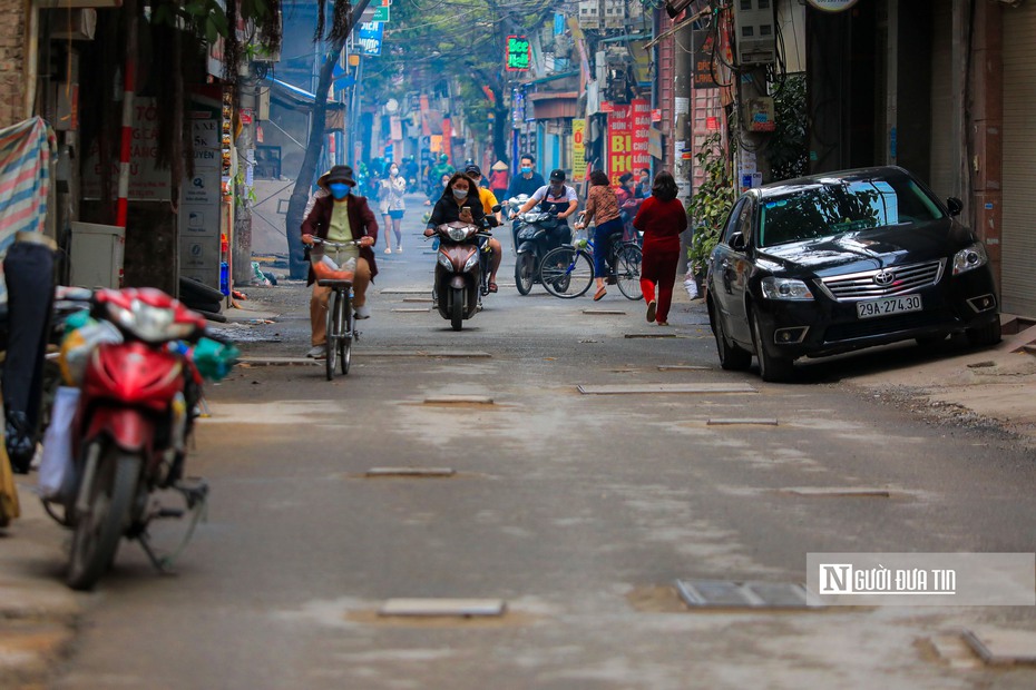 Hàng trăm hố ga trên tuyến đường chỉ dài 1km