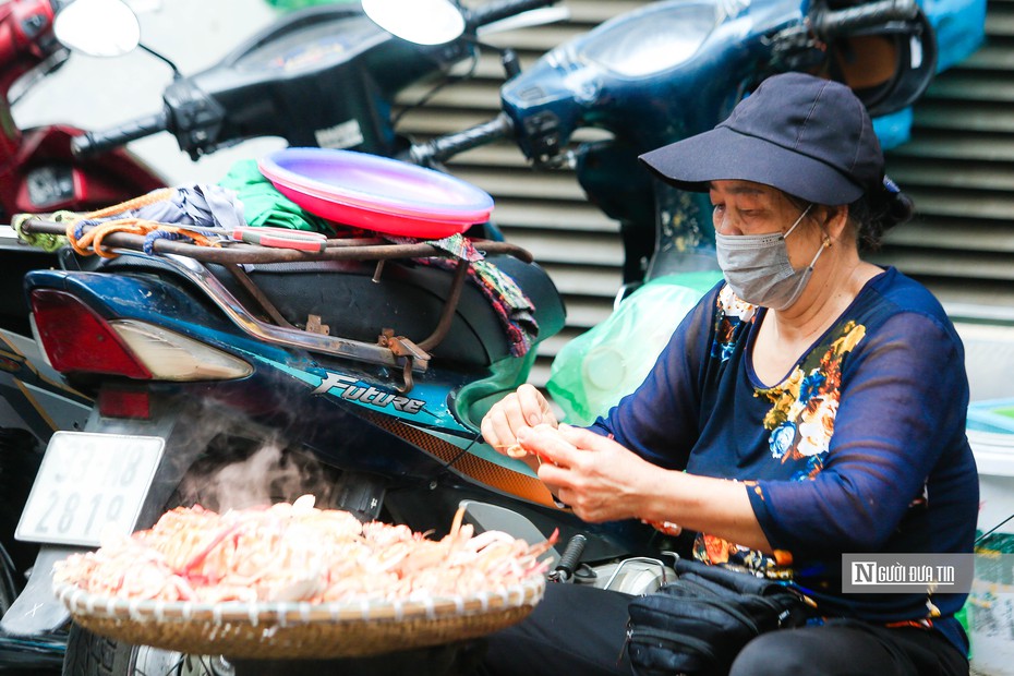 Bán ghẹ ở vỉa hè, bà cụ U70 thu hàng chục triệu mỗi ngày