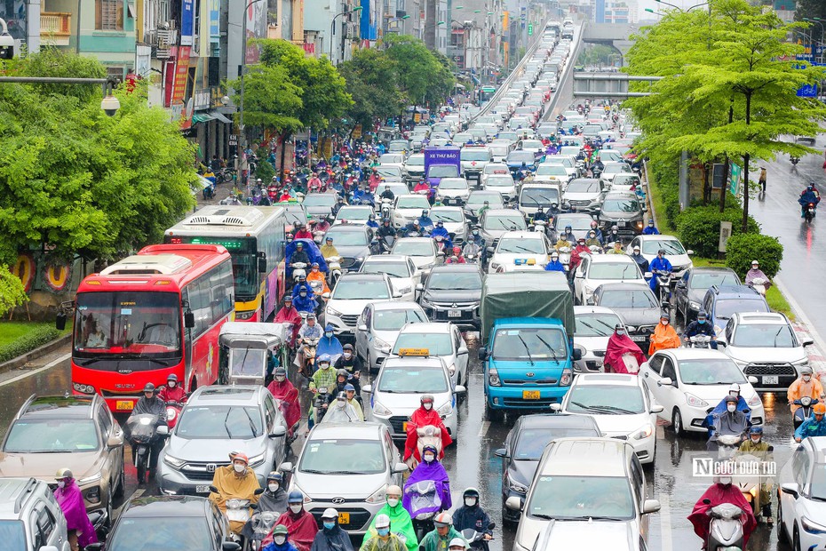 Giao thông Thủ đô ùn tắc cục bộ dưới cơn mưa lớn đầu tuần