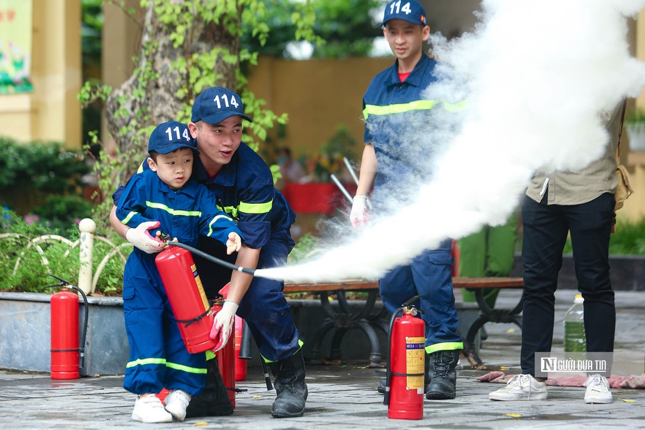 Trẻ em hóa thân thành lính cứu hỏa