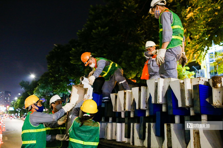 Dựng dải phân cách tách làn xe trên đường Nguyễn Trãi trong đêm