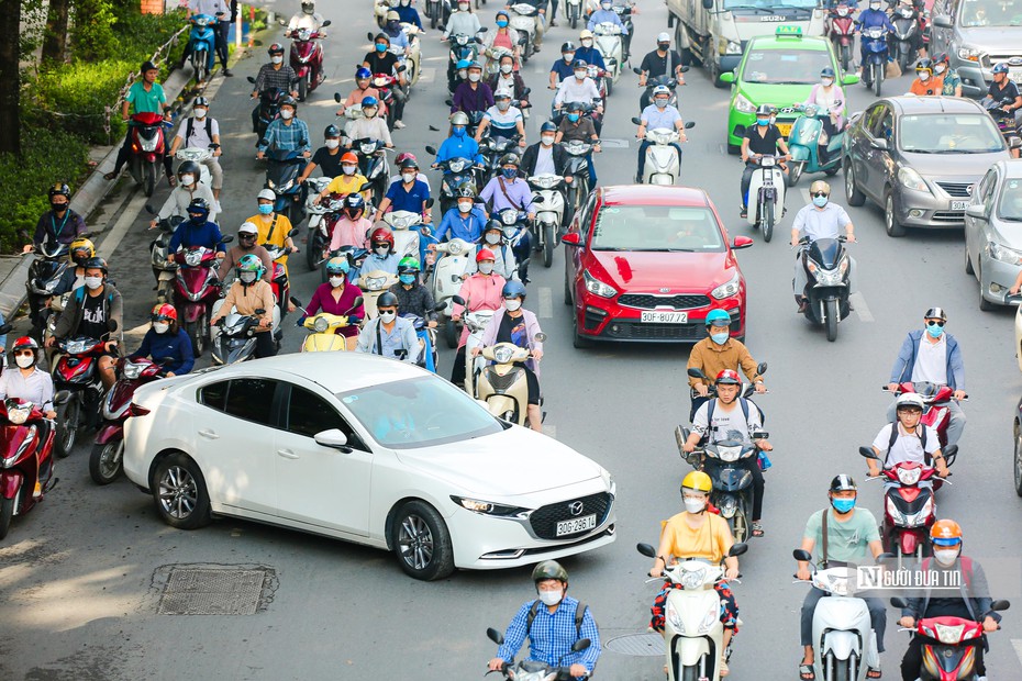 Nhiều phương tiện vẫn "lạc lối" sau 3 ngày phân làn đường Nguyễn Trãi