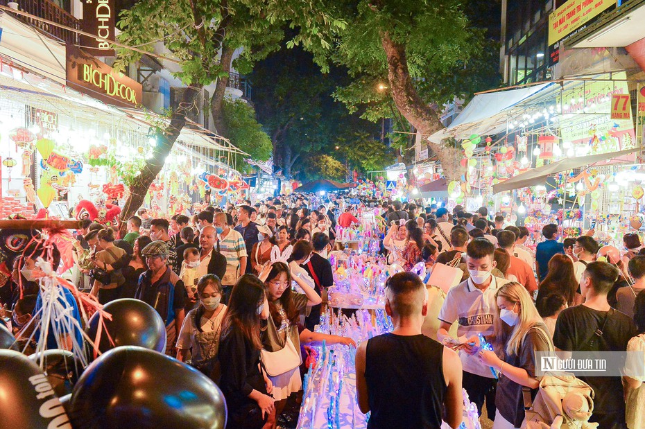 Hà Nội: "Biển người" xuống phố chơi Trung thu