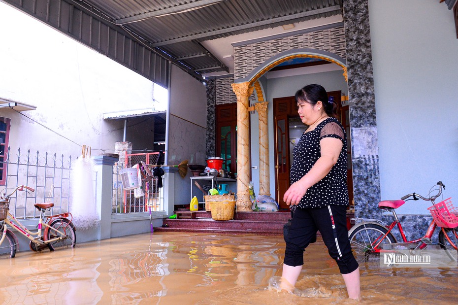 Người dân ngoại thành Hà Nội lội bì bõm trong nước lũ