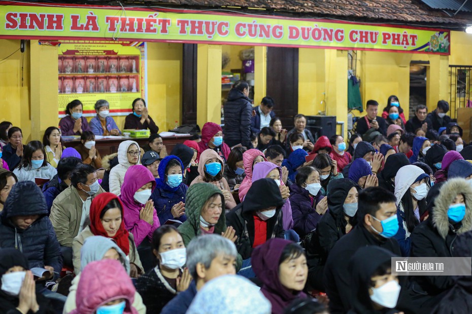 Hà Nội: Người dân chắp tay dâng sao giải hạn trong đêm
