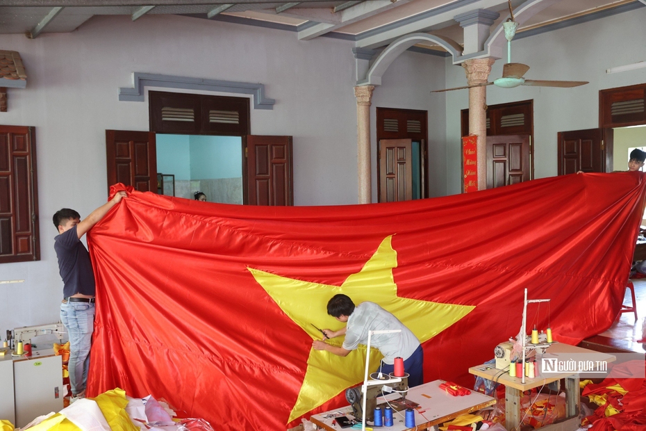 Mục sở thị làng may cờ Tổ quốc lớn nhất Hà Nội trước dịp Quốc khánh