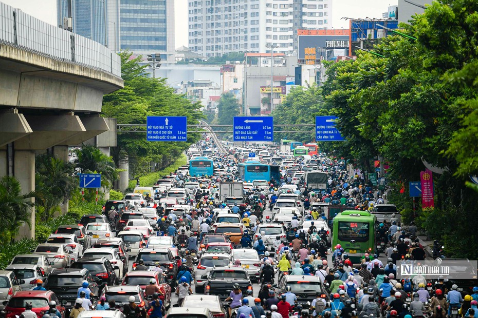 Nhiều tuyến đường Hà Nội ùn tắc ngày khai giảng