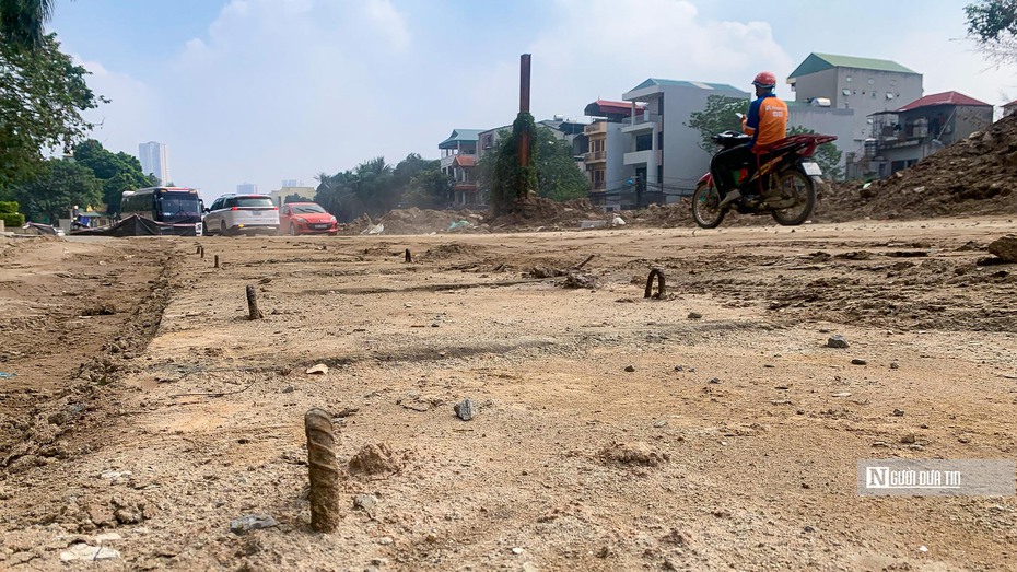 Hà Nội: Cận cảnh tuyến đường đang thi công bị "bỏ quên"