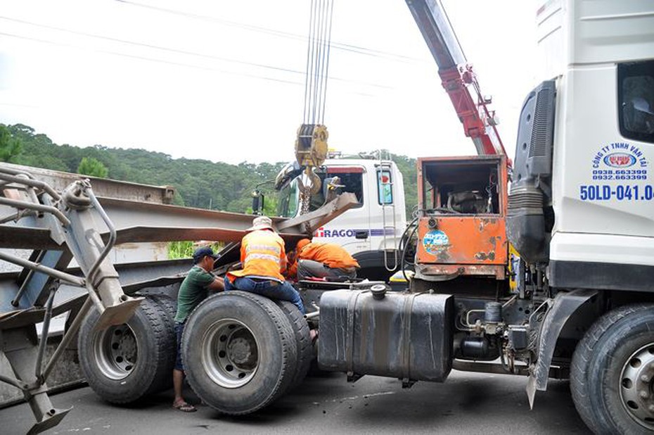 Đà Lạt: Xe container lật văng trên đèo Mimosa