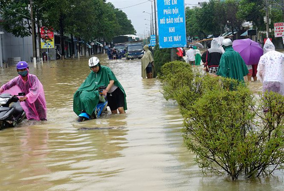 Nha Trang: 7 người chết, tuyến đường sắt Bắc - Nam trong tình trạng báo động