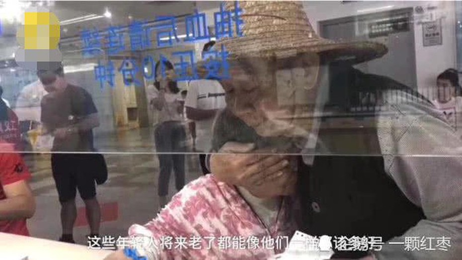 Cụ ông âu yếm che mắt cho vợ khi bị lấy máu xét nghiệm