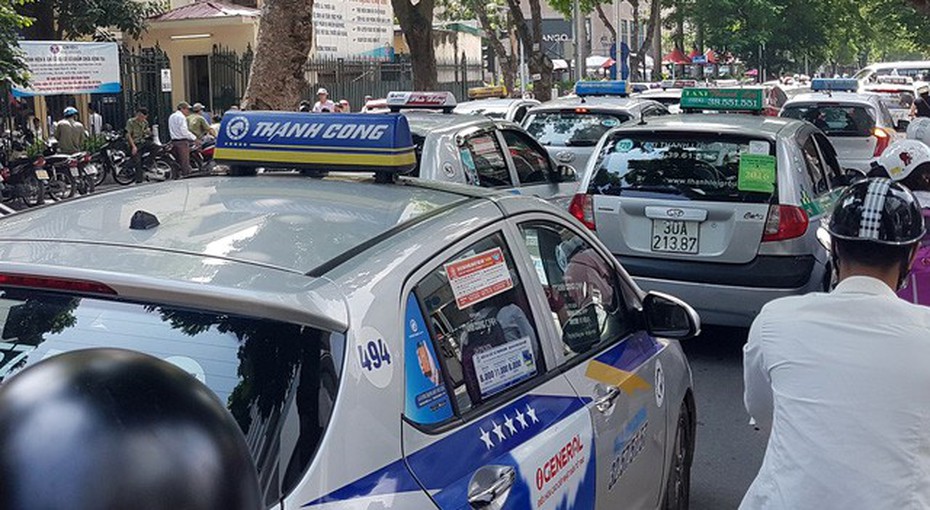 Taxi và taxi công nghệ sẽ không phải gắn hộp đèn có chữ TAXI