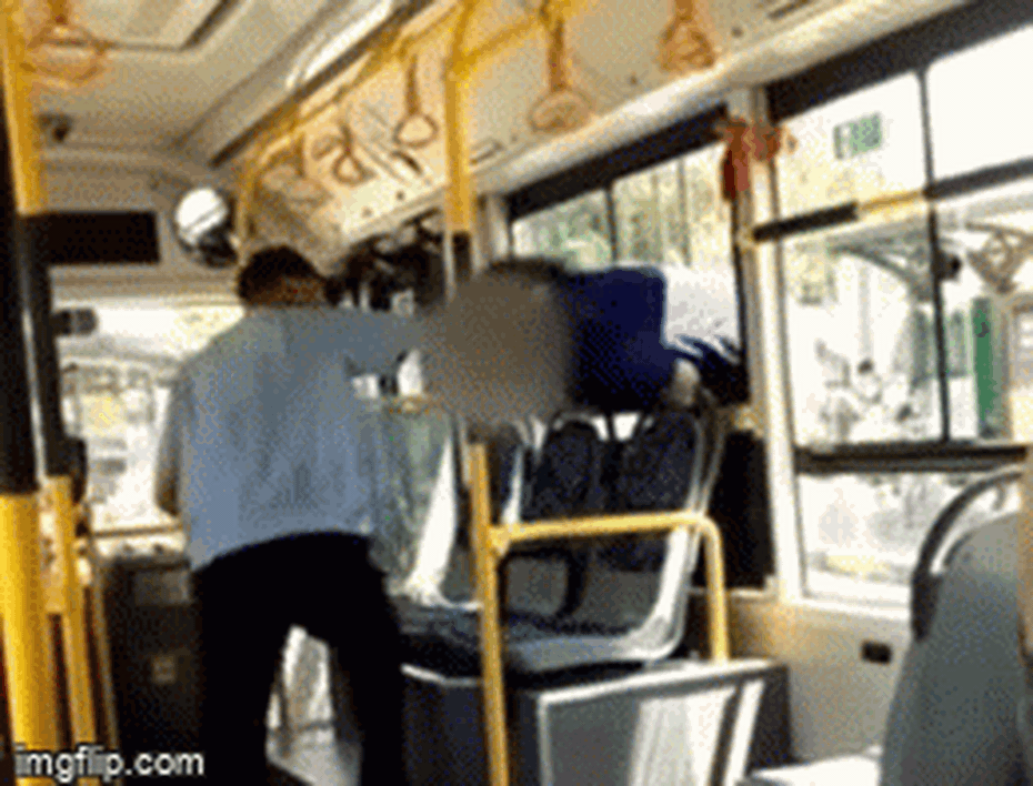 Clip: Cãi nhau với tài xế, bà lão 65 tuổi phi thân qua cửa kính xe bus như phim hành động