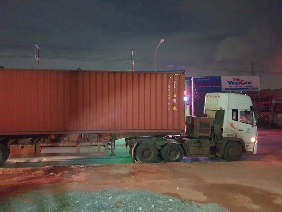 Người dân truy đuổi, bắt tài xế xe container cán chết người bỏ chạy trong đêm