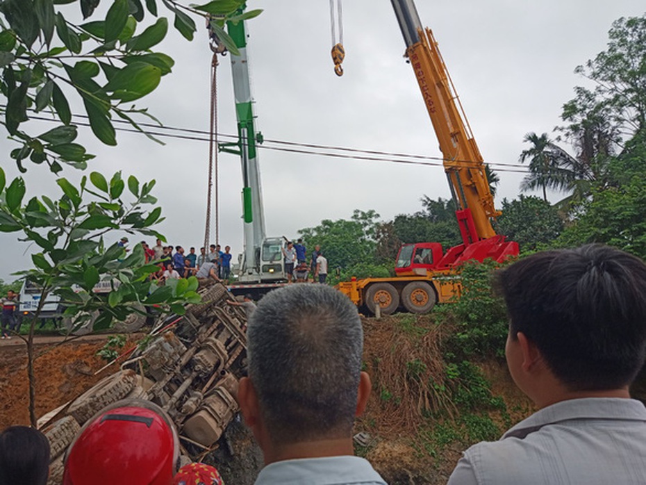 Xác định danh tính tài xế tử vong trong cabin xe bồn chìm dưới ao