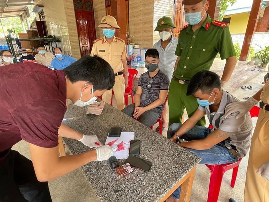 Bắt 2 thanh niên liều mạng cầm 200 viên ma túy tổng hợp qua chốt kiểm dịch
