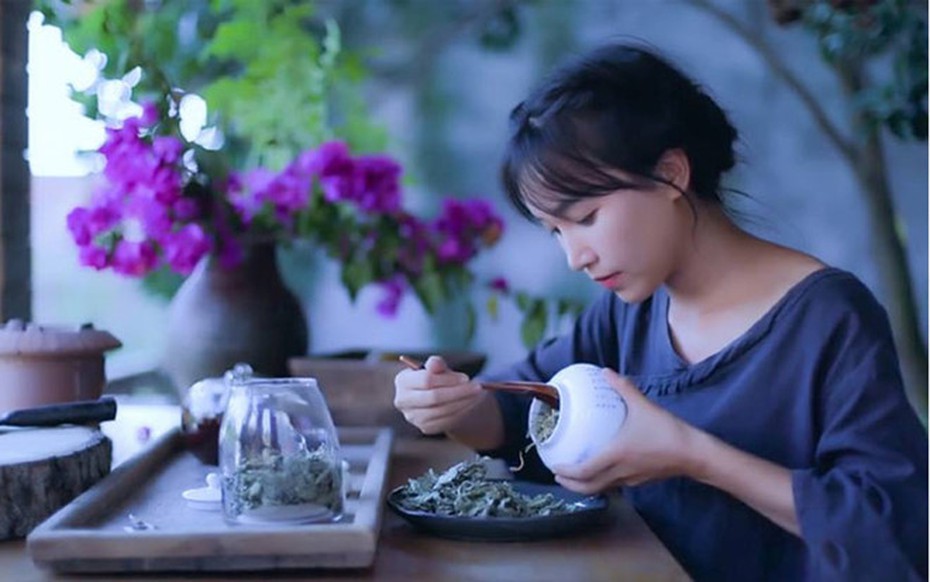 "Tiên nữ đồng quê" Lý Tử Thất là YouTuber Trung Quốc đầu tiên cán mốc 10 triệu người theo dõi