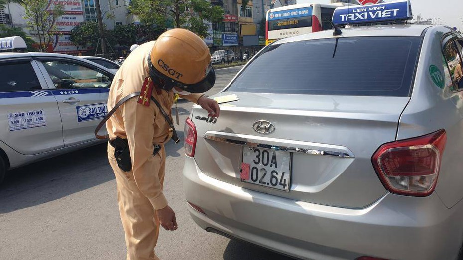 "Lật tẩy" mánh khoé tài xế taxi che biển số “né” phạt nguội