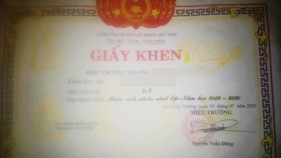 Học sinh tiểu học nhận được giấy khen “mượn sách nhiều nhất lớp”: Liệu có lạm phát giấy khen?