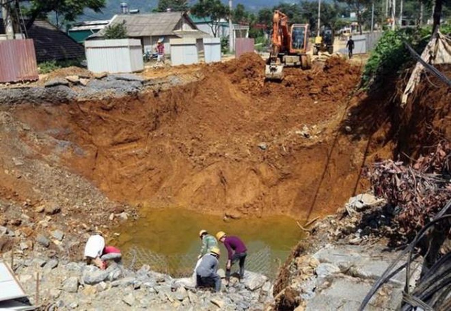 Nhiều người tháo chạy trong đêm khi trước cửa nhà xuất hiện "hố tử thần"