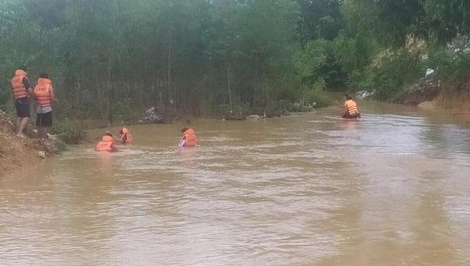 Ô tô bán tải chở gia đình đi qua đập tràn thì lật nhào, hai mẹ con bị lũ cuốn trôi