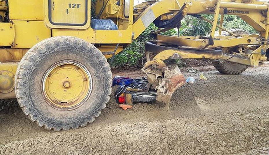 Thương tâm nam sinh bị xe ủi cán tử vong trên đường đi nhận quà năm học mới về