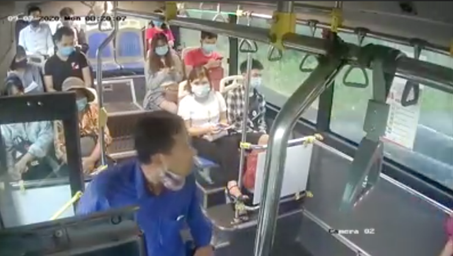 Công ty xe buýt đề nghị công an xử lý người đàn ông có hành vi "phun nước bọt" vào nữ phụ xe