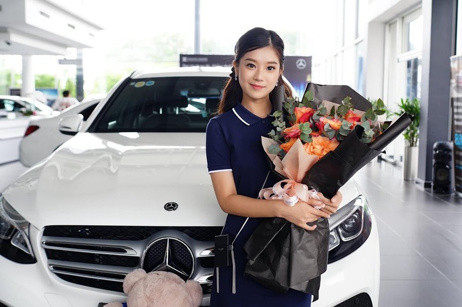 Bóc giá xe sang Mercedes-Benz Hoàng Yến Chibi tậu sau khi bước chân vào showbiz Việt