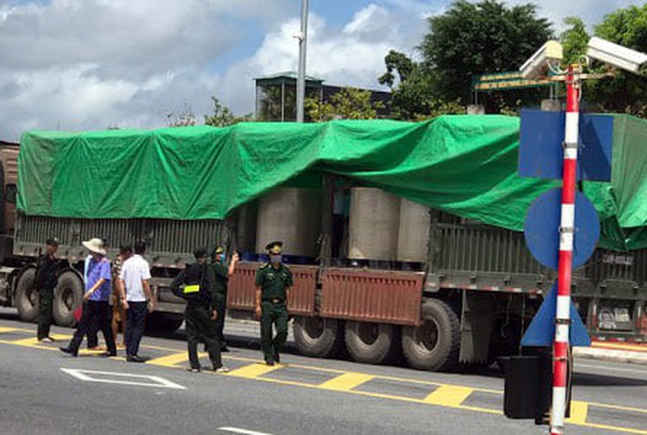 Quảng Ninh: Phát hiện hai xe container chở "chất lạ"