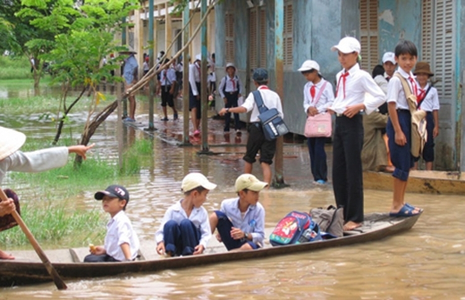 Học sinh miền Trung nghỉ học vì mưa lũ