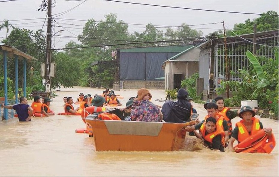 Nhiều trường đại học giảm học phí, tặng học bổng cho sinh viên vùng lũ