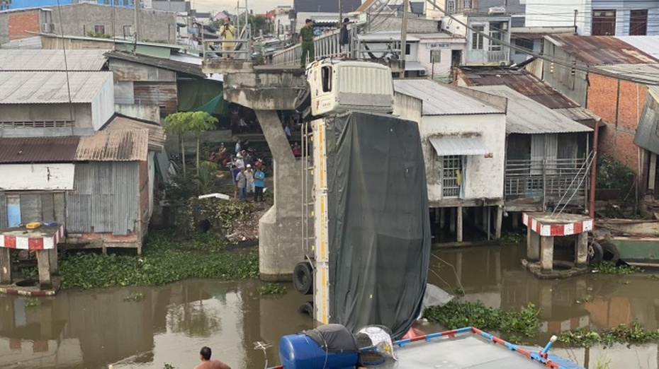 Xe tải làm sập cầu dân sinh, treo lơ lửng trên sông ở Tiền Giang