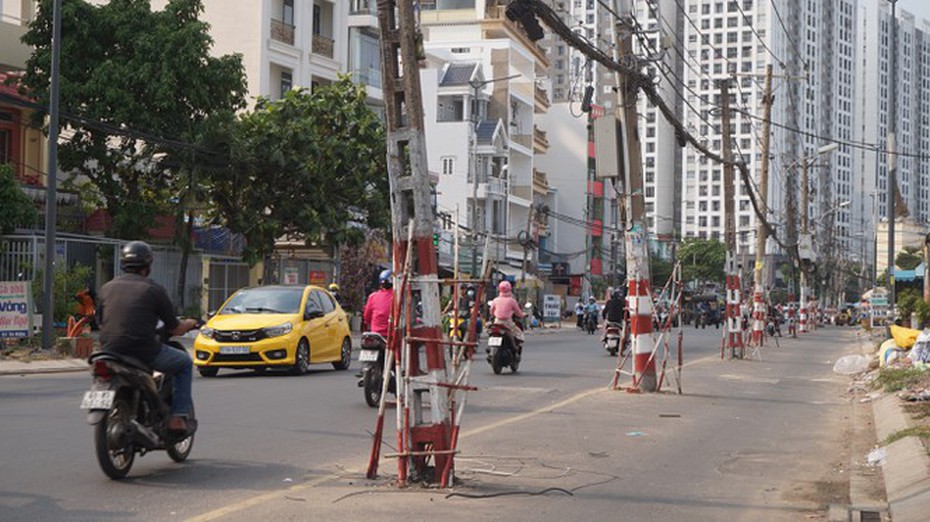 Lạ lùng 80 cột điện "mọc" giữa đường ở TP.Hồ Chí Minh