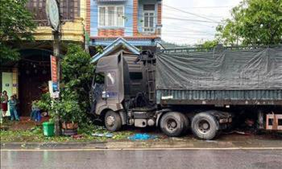 Bất ngờ xe đầu kéo tông xe tải rồi cùng lao vào nhà dân, 3 người thương vong