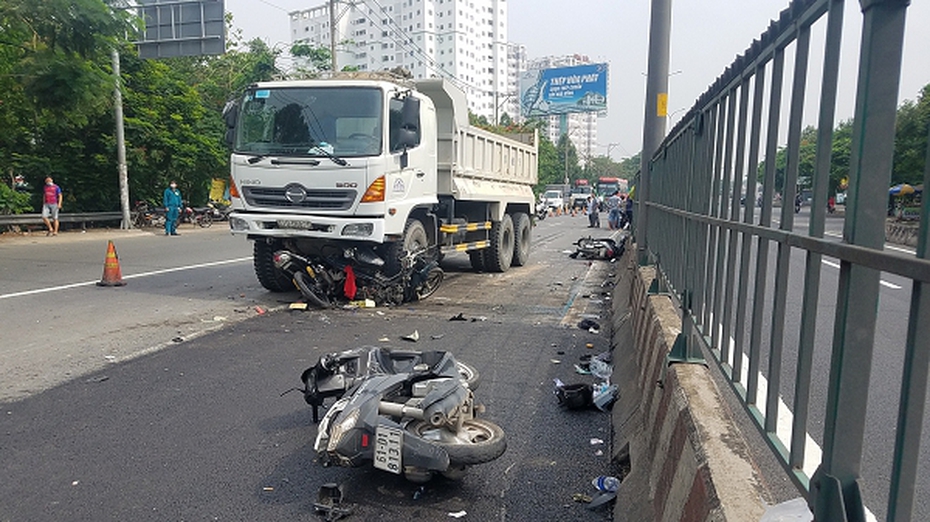 TP.HCM: Xe tải tông nhiều công nhân đang trải nhựa đường